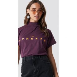NA-KD Trend Top z krótkim rękawem Streets - Purple. Fioletowe topy damskie marki NA-KD Trend, z nadrukiem, z golfem. W wyprzedaży za 40,47 zł.