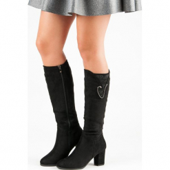 ZAMSZOWE KOZAKI NA OBCASIE. Czarne buty zimowe damskie Merg, z zamszu, na obcasie. Za 102,90 zł.