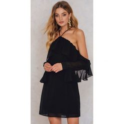 Sukienki: NA-KD Trend Sukienka mini z falbanką i dekoltem A – Black