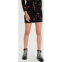 Spódnica mini z zamkiem - Czarny. Czarne spódniczki damskie Cropp, s, mini. W wyprzedaży za 29,99 zł.