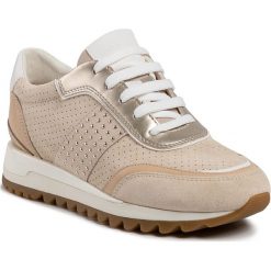 Sneakersy GEOX - D Tabelya A D94AQA 022BC C5K2L Cream/Lt Gold. Brązowe półbuty damskie Geox, bez wzorów, z zamszu, bez obcasa, na płaskiej podeszwie, bez zapięcia. W wyprzedaży za 429,00 zł.