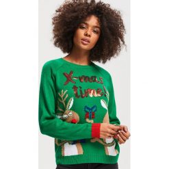 Sweter ze świątecznym motywem - Zielony. Zielone swetry klasyczne damskie marki Reserved, s, wizytowe. W wyprzedaży za 39,99 zł.