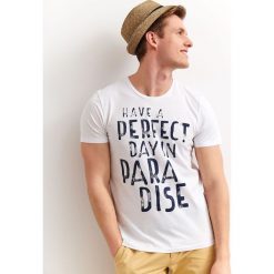 T-shirt z nadrukiem. Białe t-shirty męskie na lato, xxl, z nadrukiem, z bawełny, krótkie. W wyprzedaży za 19,99 zł.