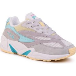 Sneakersy FILA - V94M Low Wmn 1010600.92X White/Limelight. Szare półbuty damskie Fila, na co dzień, bez wzorów, ze skóry, bez obcasa, na płaskiej podeszwie, bez zapięcia. W wyprzedaży za 299,00 zł.