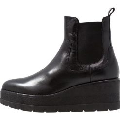 Janet Sport Botki na koturnie black. Brązowe botki damskie lity marki Janet Sport, sportowe. Za 759,00 zł.