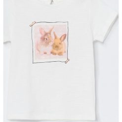 Bawełniany t-shirt z aplikacją - Kremowy. Białe t-shirty damskie Reserved, z aplikacjami, z bawełny, bez kołnierzyka. W wyprzedaży za 15,99 zł.