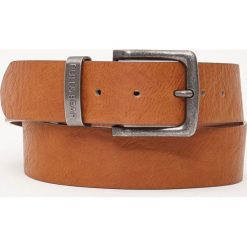 Pasek ze sztucznej skóry z fakturą. Brązowe paski męskie marki Pull&Bear, w paski, ze skóry. Za 39,90 zł.