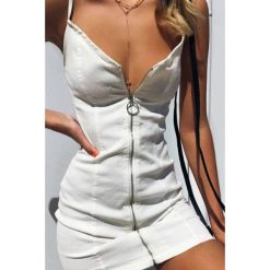 Sukienka IVELINA WHITE. Białe sukienki damskie IVET, m, bez wzorów, bez kołnierzyka, z krótkim rękawem, krótkie, mini. W wyprzedaży za 49,00 zł.