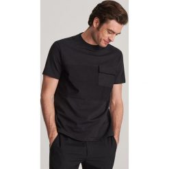 T-shirt z kieszenią - Czarny. Czarne t-shirty damskie Reserved, s, bez wzorów, bez kołnierzyka. Za 39,99 zł.