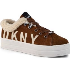 Sneakersy DKNY - Suri K3948278 Latte. Pomarańczowe półbuty damskie DKNY, bez wzorów, ze skóry, bez obcasa, na koturnie, bez zapięcia. Za 649,00 zł.