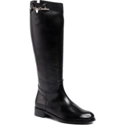 Oficerki SOLO FEMME - 33933-03-883/000-51-00 Czarny. Czarne kozaki damskie Solo Femme, ze skóry, przed kolano, na wysokim obcasie, bez zapięcia. W wyprzedaży za 419,00 zł.