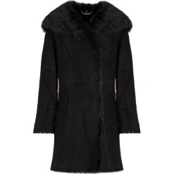 Płaszcz zimowy Ugg 1017644. Czarne płaszcze damskie Ugg, na zimę, l, bez wzorów, ze skóry. W wyprzedaży za 3819,00 zł.