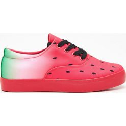 Trampki z arbuzowym nadrukiem - Różowy. Różowe trampki i tenisówki damskie Cropp, z nadrukiem, bez zapięcia. Za 79,99 zł.