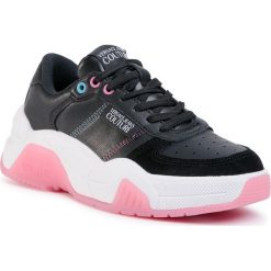 Sneakersy VERSACE JEANS COUTURE - E0VVBSF8 71522 899. Półbuty damskie Versace Jeans Couture, bez wzorów, z jeansu, bez obcasa, na płaskiej podeszwie, bez zapięcia. W wyprzedaży za 589,00 zł.