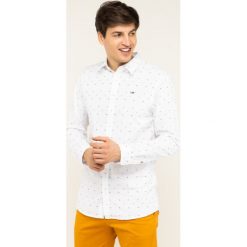 Koszula Tommy Jeans Colored Dobby Poplin DM0DM07492. Białe koszule męskie Tommy Jeans, m, bez wzorów, z bawełny, casualowe, bez kołnierzyka, bez rękawów. Za 359,00 zł.