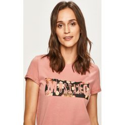 Mustang - T-shirt. Różowe bluzki damskie Mustang, s, z nadrukiem, z bawełny, z okrągłym kołnierzem. W wyprzedaży za 69,90 zł.