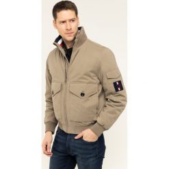 Kurtka bomber TOMMY HILFIGER Icon MW0MW12980. Brązowe kurtki męskie TOMMY HILFIGER, xl, bez wzorów, bez kaptura. W wyprzedaży za 769,00 zł.