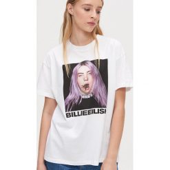 Koszulka Billie Eilish oversize - Biały. Białe koszulki damskie Cropp, s, bez wzorów, bez kołnierzyka, bez rękawów. Za 59,99 zł.