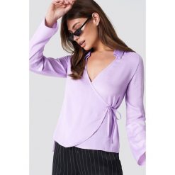NA-KD Satynowa koszula z kopertowym przodem - Purple. Fioletowe koszule wiązane damskie NA-KD, z poliesteru, z kopertowym dekoltem. Za 80,95 zł.