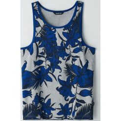 Koszulka tank top z nadrukiem -. Koszulki męskie Cropp, s, z nadrukiem, bez kołnierzyka, bez rękawów. W wyprzedaży za 29,99 zł.