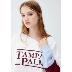 Bluza z napisem i kolorowymi panelami. Szare bluzy damskie marki Pull&Bear, w kolorowe wzory. Za 69,90 zł.