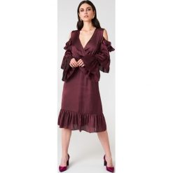 NA-KD Party Sukienka midi z odkrytymi ramionami - Red,Purple. Czerwone sukienki damskie marki NA-KD Party, na imprezę, bez wzorów, z poliesteru, z falbankami, z krótkim rękawem, krótkie, midi, z odkrytymi ramionami. W wyprzedaży za 24,38 zł.