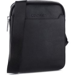 Saszetka CALVIN KLEIN - Silver Flat Crossover K50K504606 001. Czarne torby męskie skórzane Calvin Klein, bez wzorów, ze skóry ekologicznej, młodzieżowe. Za 399,00 zł.