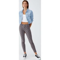 Wzorzyste jeansy skinny fit. Szare jeansy damskie Pull&Bear. Za 99,90 zł.