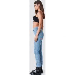 Sahara Ray x NA-KD Jeansy mom z rozdarciem - Blue. Niebieskie spodnie damskie z wysokim stanem Sahara Ray x NA-KD, z podwyższonym stanem. W wyprzedaży za 48,59 zł.