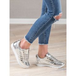 LAKIEROWANE BUTY SPORTOWE. Szare buty sportowe damskie SHELOVET, bez wzorów, z lakierowanej skóry, bez zapięcia. Za 65,90 zł.