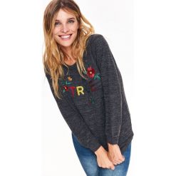 Sweter z aplikacją kwiatową. Szare swetry damskie Top Secret, na zimę, z haftami, z dzianiny, bez rękawów, bez kaptura. W wyprzedaży za 39,99 zł.