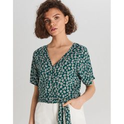 Bluzka z wiązaniem - Khaki. Brązowe bluzki damskie Cropp, s, bez wzorów, bez kołnierzyka, bez rękawów. Za 59,99 zł.