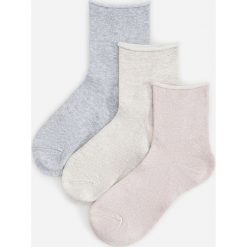 Skarpetki 3 pack - Jasny szary. Szare skarpetki damskie Reserved. W wyprzedaży za 9,99 zł.