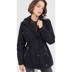 Czarna Parka Zelllyss. Czarne kurtki damskie Born2be, xl, bez wzorów, bez kaptura. Za 169,99 zł.