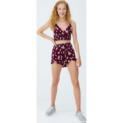 Wielowarstwowe bordowe spodenki z nadrukiem. Czerwone szorty damskie Pull&Bear, z nadrukiem. Za 41,90 zł.