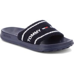 Klapki TOMMY JEANS - Beach Slide EN0EN00321 Black Iris 431. Niebieskie klapki damskie marki Tommy Jeans, bez wzorów, z jeansu, bez obcasa. W wyprzedaży za 149,00 zł.