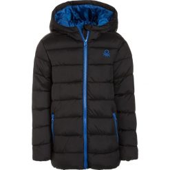 Benetton Kurtka zimowa black. Czarne kurtki męskie Benetton, na zimę, z poliesteru. W wyprzedaży za 135,20 zł.