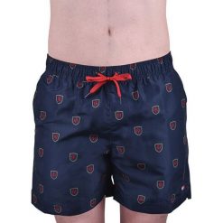Tommy Hilfiger Plavkové kraťasy Medium Drawstring UM0UM01067-717 Shield Crest Geo Navy Blaze r (rozmiar XL). Niebieskie kąpielówki męskie TOMMY HILFIGER, xl, bez wzorów. W wyprzedaży za 218,00 zł.