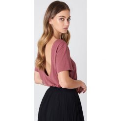 NA-KD Basic T-shirt z odkrytymi plecami - Pink. Fioletowe t-shirty damskie NA-KD Basic, z bawełny, z dekoltem na plecach. Za 52,95 zł.