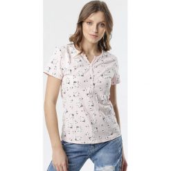 Jasnoróżowy T-shirt Phalinio. Różowe bluzki dziewczęce Born2be, w kwiaty, z okrągłym kołnierzem, z krótkim rękawem, krótkie, bez kaptura. Za 39,99 zł.