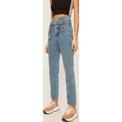 Guess Jeans - Jeansy. Niebieskie jeansy damskie Guess Jeans, z podwyższonym stanem. Za 559,90 zł.