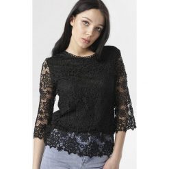 Czarna Bluzka Guineme. Czarne koszule damskie Born2be, xl, bez wzorów, bez kołnierzyka, bez rękawów. W wyprzedaży za 54,99 zł.