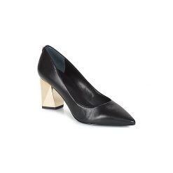Czółenka Guess BAFI. Czarne czółenka Guess, z aplikacjami. Za 589,00 zł.