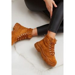 Camelowe Traperki Chaparral. Brązowe sneakersy damskie Renee, z futra. Za 129,99 zł.