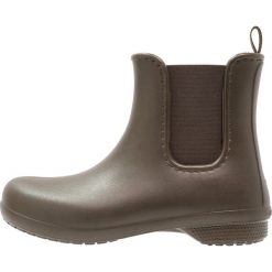 Crocs FREESAIL CHELSEA Kalosze green. Brązowe buty zimowe damskie Crocs, z gumy. W wyprzedaży za 139,30 zł.