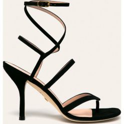 Stuart Weitzman - Sandały skórzane Julina. Czarne sandały damskie Stuart Weitzman, bez wzorów, ze skóry, bez obcasa, na obcasie, na klamry. W wyprzedaży za 999,90 zł.