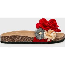 Truffle Collection - Klapki. Czerwone klapki damskie Truffle Collection, bez wzorów, z materiału, bez obcasa, na obcasie. W wyprzedaży za 119,90 zł.
