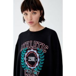 Bluza z napisem i rysunkiem. Czarne bluzy damskie Pull&Bear, z napisami, bez rękawów, bez kaptura. Za 89,90 zł.