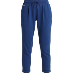 Lacoste Sport WOMEN TENNIS TROUSERS Spodnie treningowe marino. Niebieskie bryczesy damskie Lacoste Sport, z bawełny. W wyprzedaży za 343,20 zł.