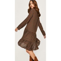 Answear - Sukienka. Pomarańczowe sukienki damskie ANSWEAR, na co dzień, s, bez wzorów, z bawełny, casualowe, bez kołnierzyka, z długim rękawem, długie, mini, rozkloszowane. W wyprzedaży za 99,90 zł.